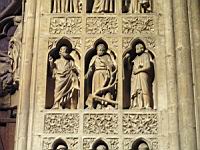 Reims, Cathedrale, Facade occidentale, Revers, D'Abraham a Jean-Baptiste; de Melchisedech a Jesus (scene 2) (Jean-Baptiste entre 2 prophetes)